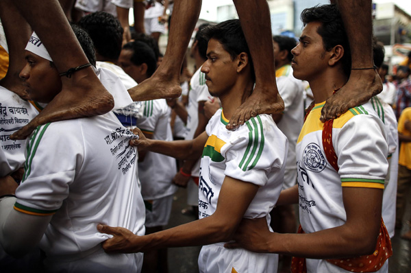 Human pyramid devoted to Hindu god in Mumbai