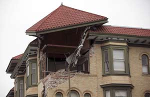 Strong quake rocks California, dozens injured