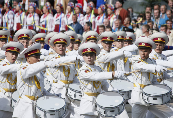 Ukraine marks national day, militants parade captives