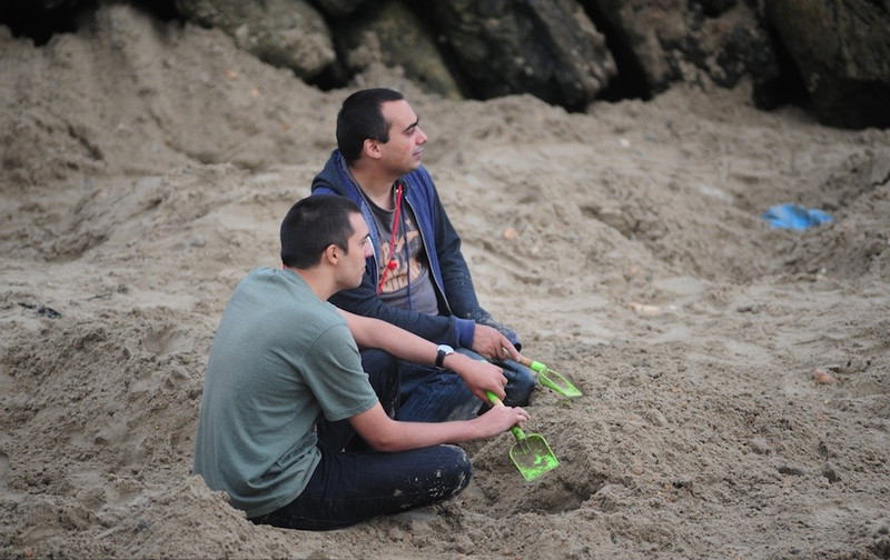 Gold rush as artist buries bullion on British beach