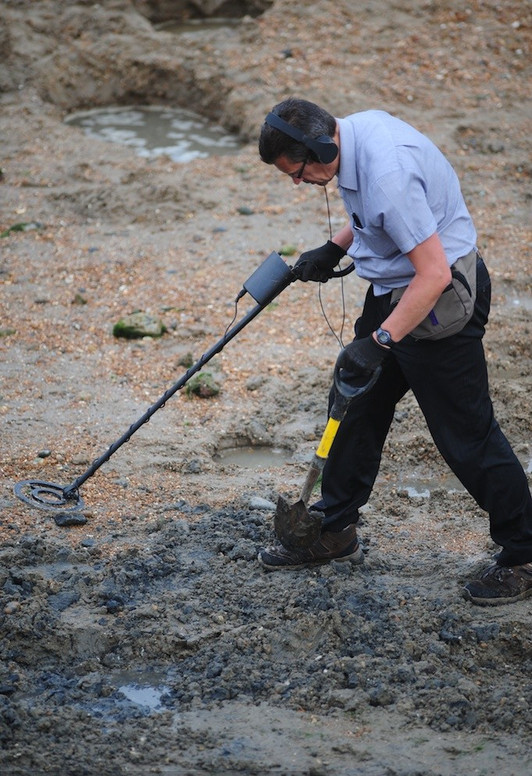 Gold rush as artist buries bullion on British beach