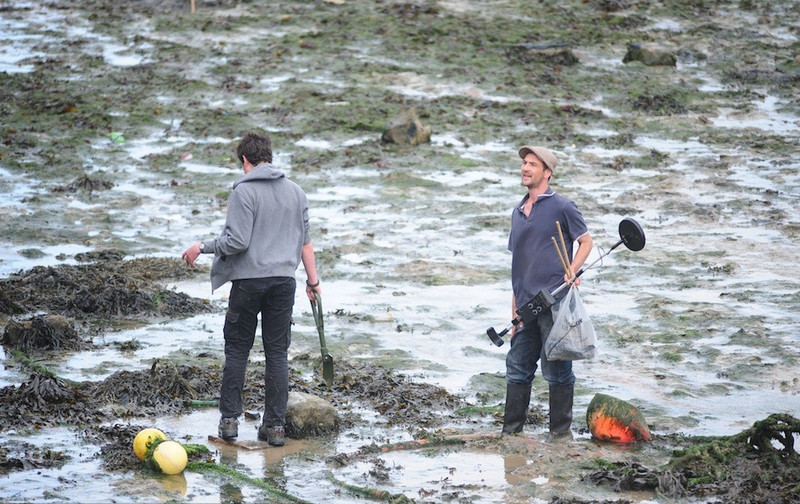 Gold rush as artist buries bullion on British beach