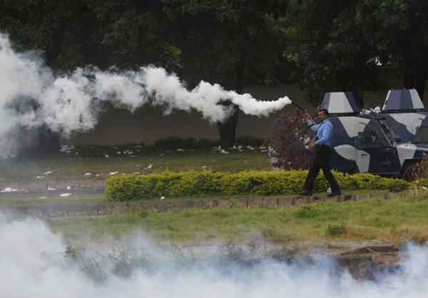 Pakistani police fire tear gas to disperse protesters