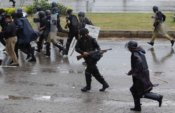 Pakistani police fire tear gas to disperse protesters