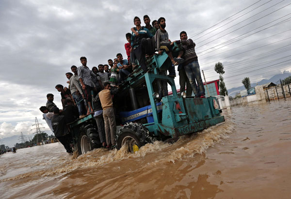 Raging floods kill over 440 in Pakistan, India