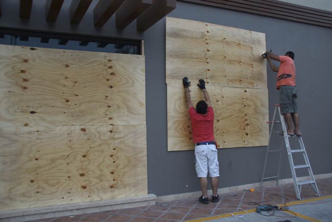 Powerful hurricane Odile barrels through Mexico's Baja