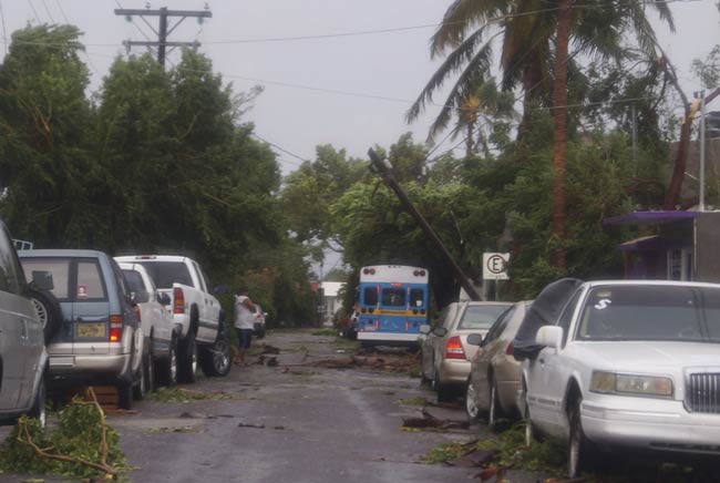 Hurricane Odile batters Mexico's Baja resorts