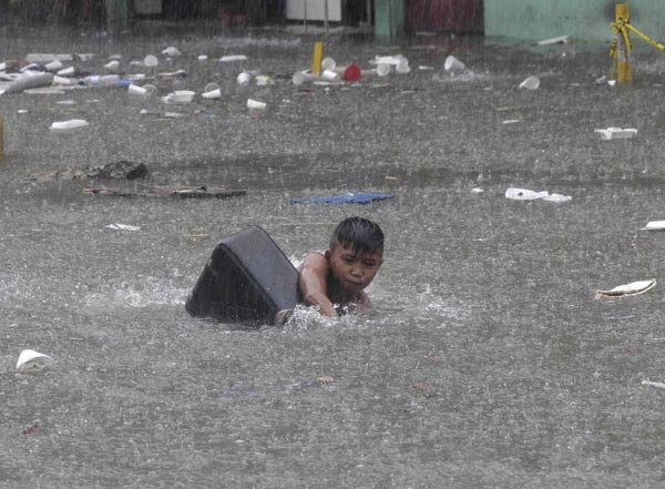 Storm leaves 7 dead, 200,000 displaced in Philippines