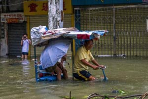 Storm leaves 7 dead, 200,000 displaced in Philippines