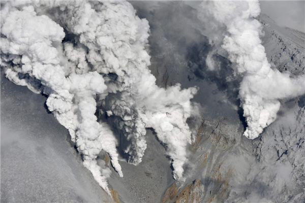 Erupting Japan volcano injures several, leaves 250 stranded