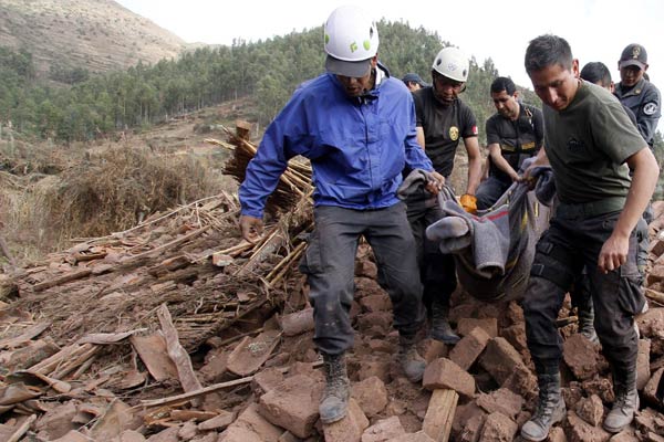 Peruvian president visits quake-affected region