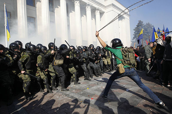 Clashes erupt outside Ukraine's parliament in Kiev