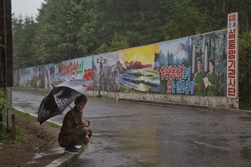 Hitting the road to revered DPRK mountain