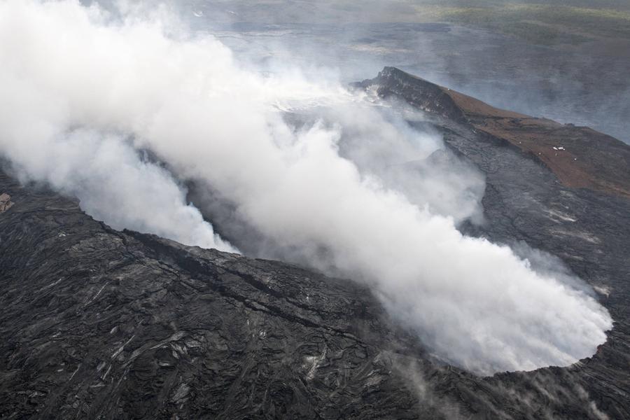 Hawaii lava crosses residential property