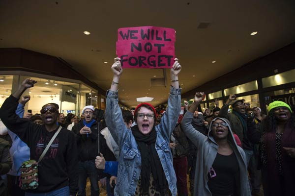 Ferguson protesters disrupt Black Friday shopping