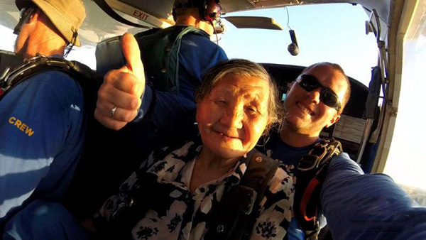 81-year-old Chinese lady completes skydive in Australia