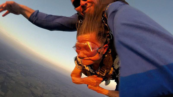 81-year-old Chinese lady completes skydive in