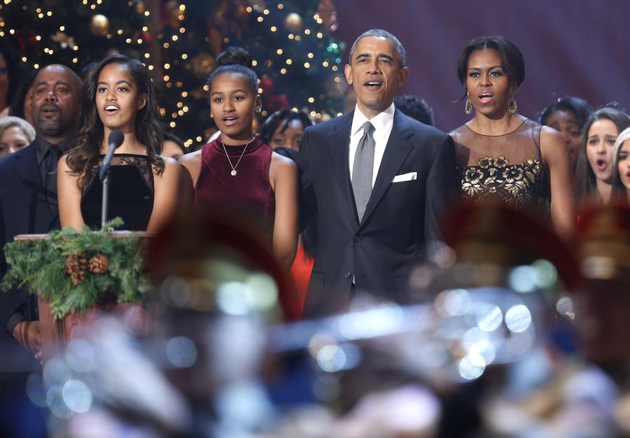 Obamas gets into holiday spirit at Christmas benefit