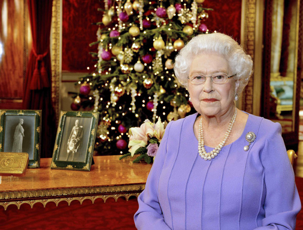 Queen Elizabeth II praises workers who fight Ebola
