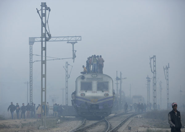Flights, trains disrupted due to fog in Indian capital