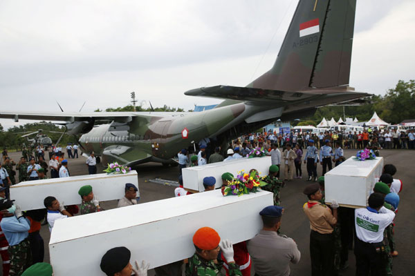 Indonesia official: Some AirAsia victims belted in seats