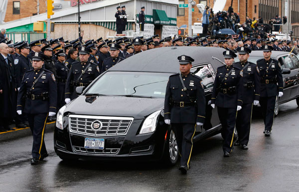 Thousands in NYC see off slain police officer