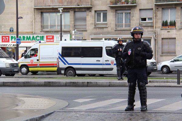 Hostage-taking in French town, Hebdo suspects sighted