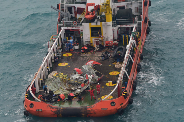 Indonesian search team raises tail of crashed AirAsia plane