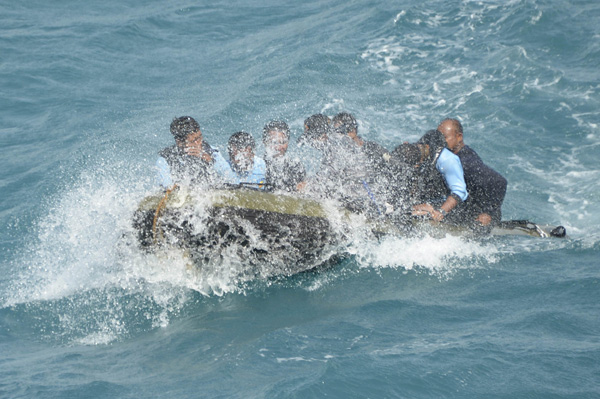 Indonesian search team raises tail of crashed AirAsia plane