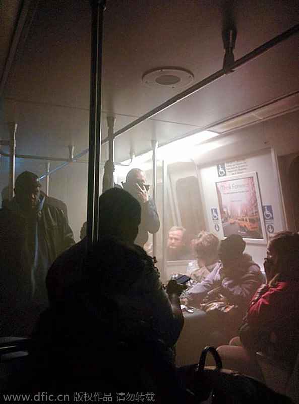 Smoke fills DC subway station, one dead