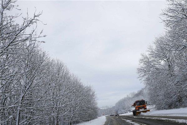 Heavy snow hits UK