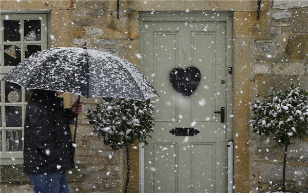 Heavy snow hits UK