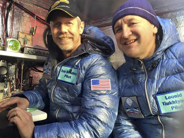 Balloon crew surpasses distance record in Pacific flight