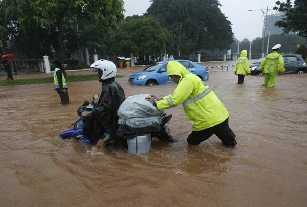 Jakarta flood disturbs business, displaces residents