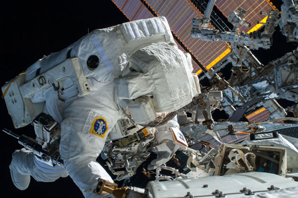 US astronauts complete second spacewalk, water reported in helmet