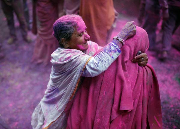 Holi festival adds color to Indian widows' dull life