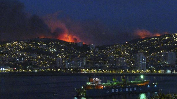 Thousands evacuated in Chile as forest fire rages