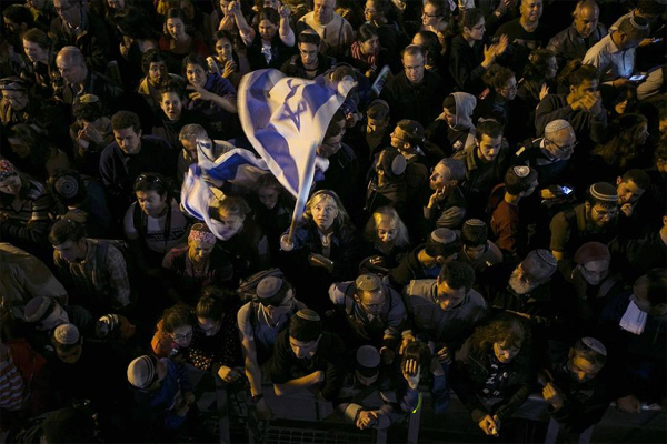 Rightwing Israelis rally in support of Netanyahu before elections