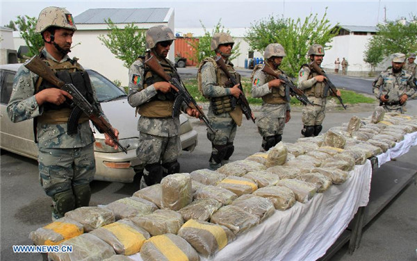 Afghan policemen display 86 kg of captured hashish