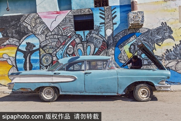 Photographer documents classic American cars in Cuba