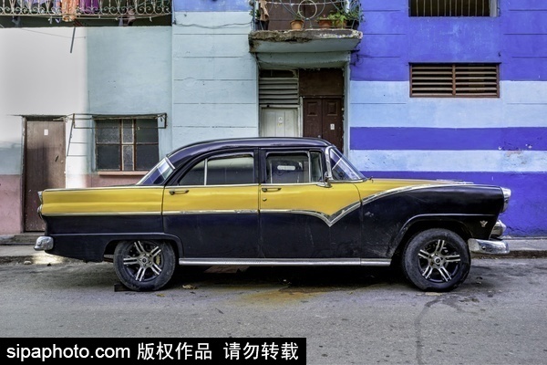 Photographer documents classic American cars in Cuba