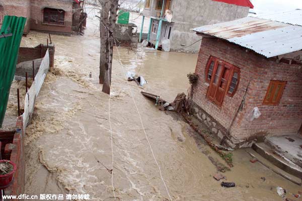 Heavy rains trigger flood fears in Kashmir