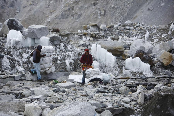 Indian army to remove tons of trash from Mount Qomolangma