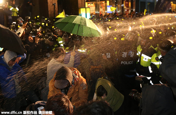 Angry kin unmoved by S. Korean leader's vow to salvage ferry