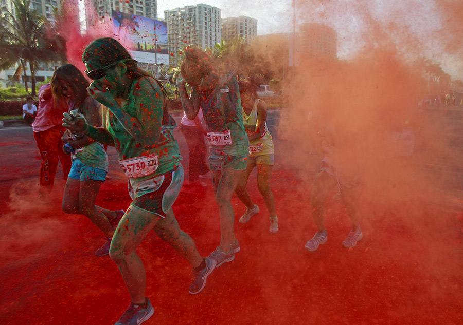 Color run illuminates Paris