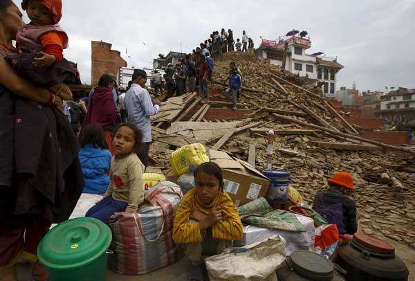 Chinese rescue team on way to Nepal as toll exceeds 1,000