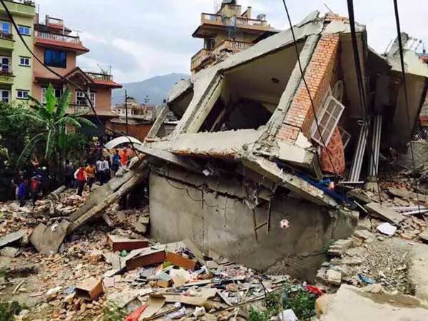 Chinese rescue team on way to Nepal as toll exceeds 1,000