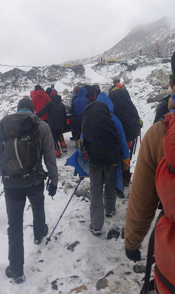 Quake triggers Mount Qomolangma avalanche, reports say 18 killed