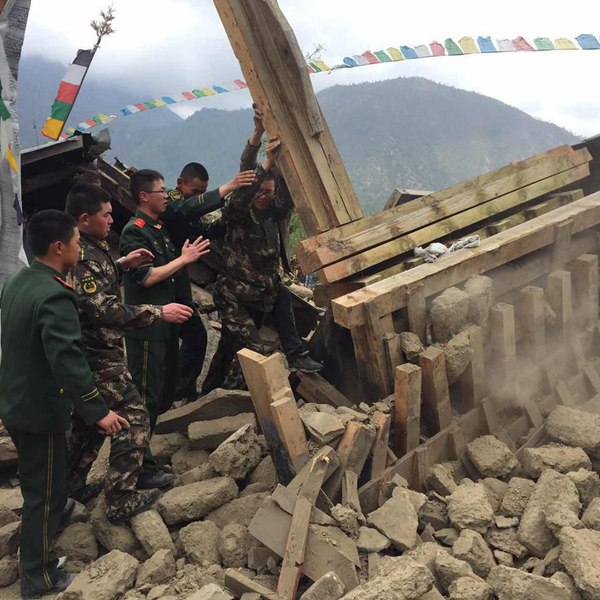 Nepalese dig with bare hands for quake survivors as toll rise