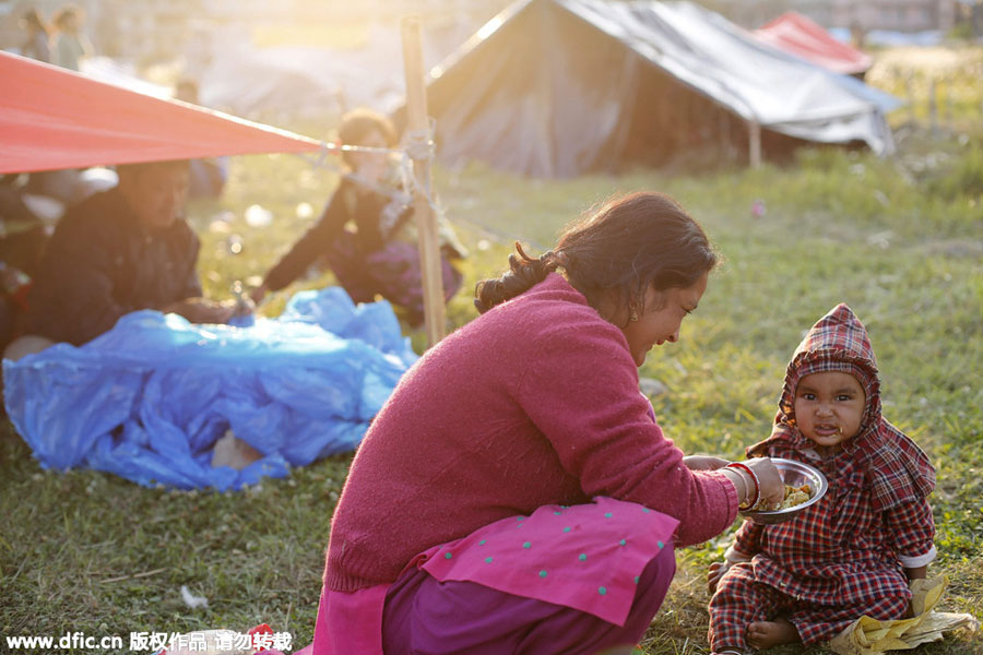 Kathmandu's quake survivors struggle for food, water, tents